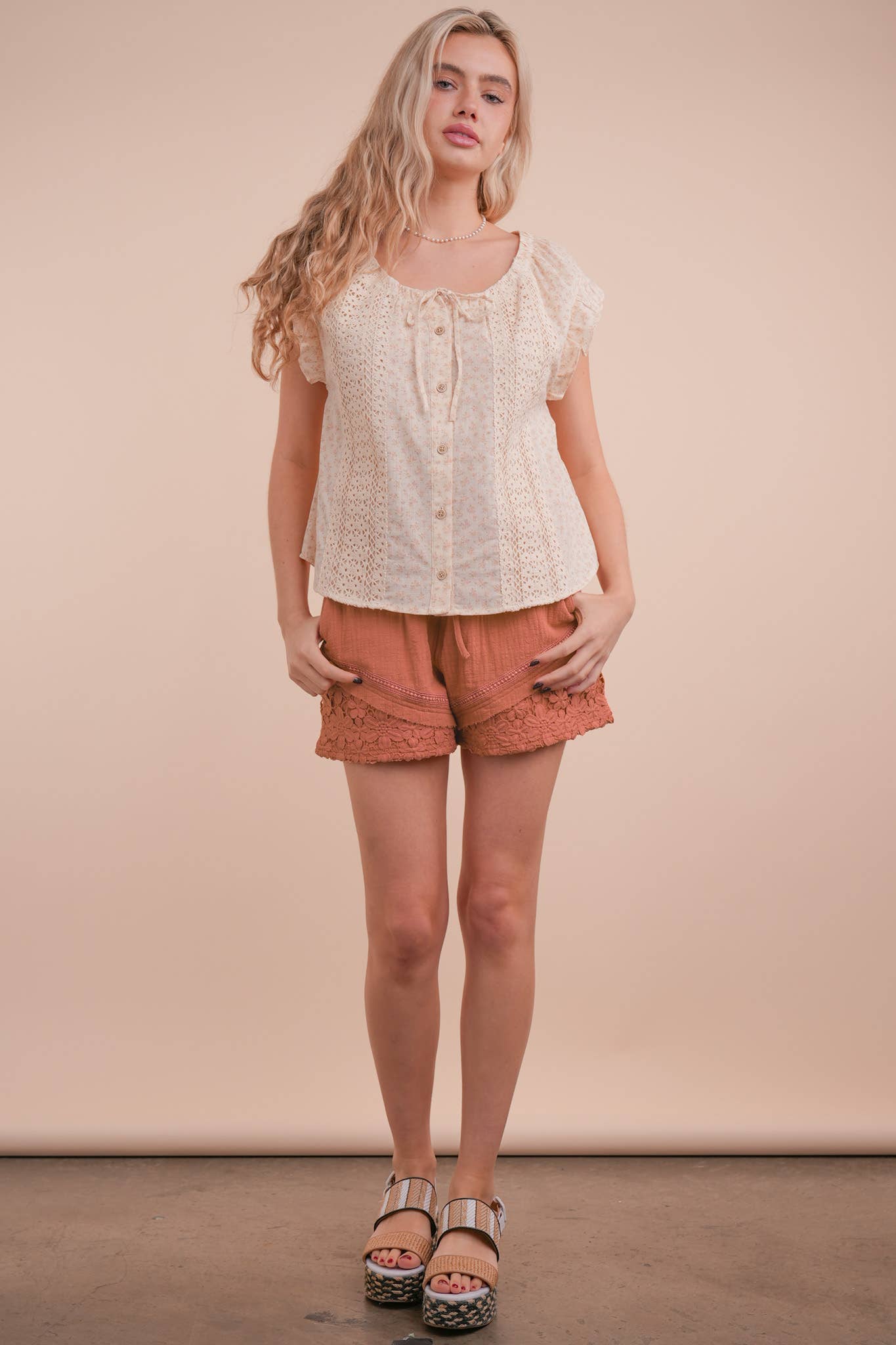Lace Contrast Detail Woven Shorts