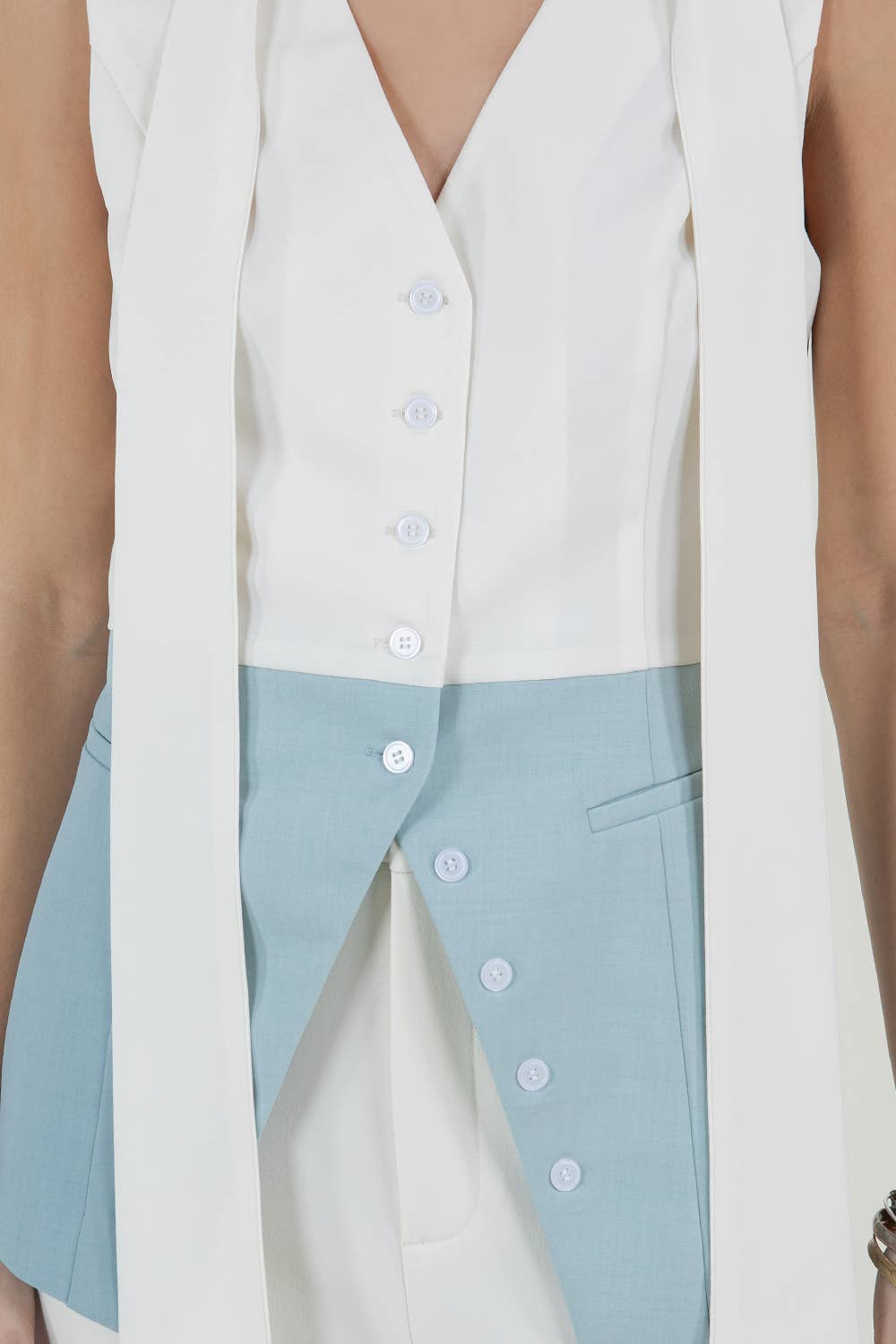 CONTRASTED SLEEVELESS BUTTON DOWN TOP - CREAM/JADE