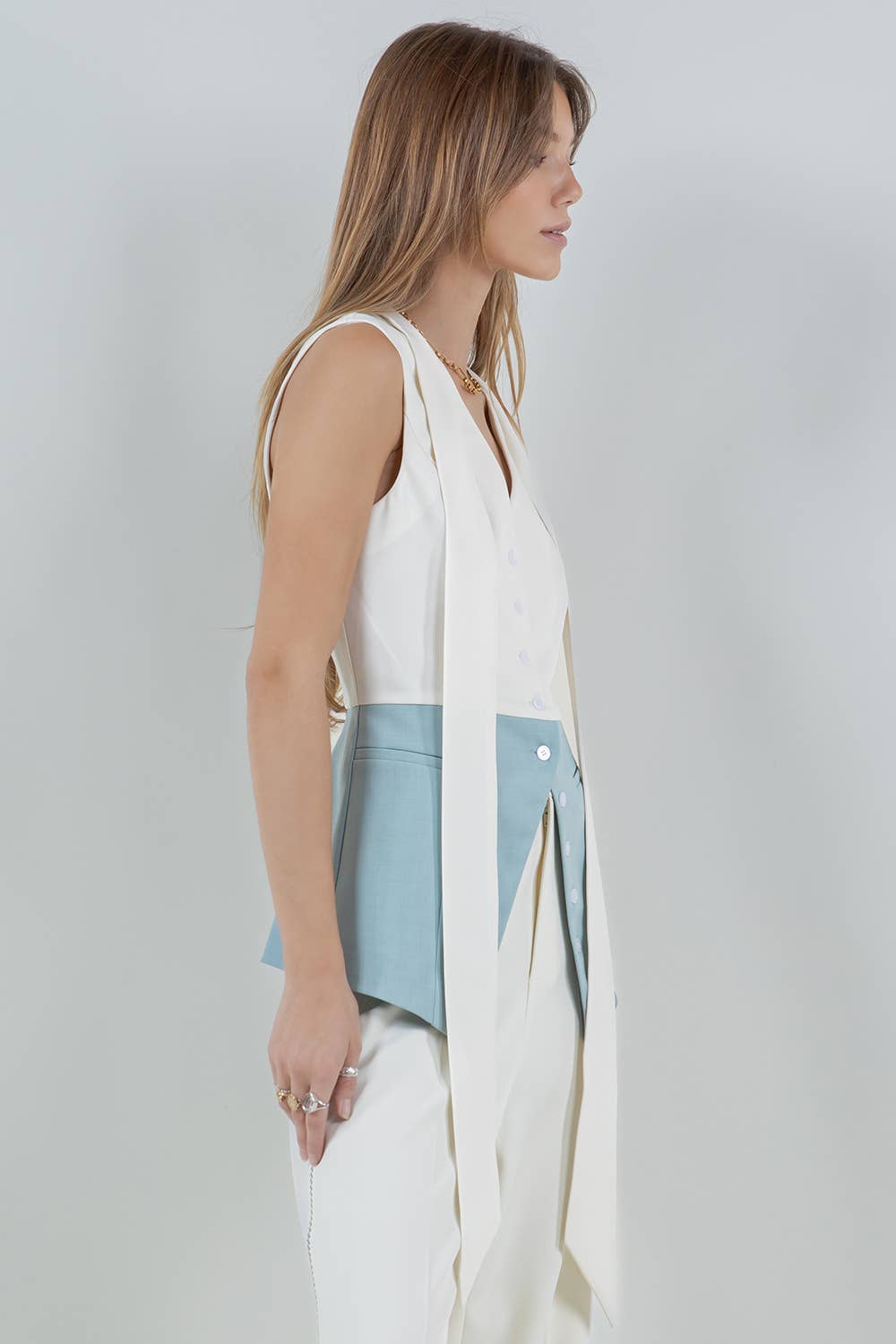 CONTRASTED SLEEVELESS BUTTON DOWN TOP - CREAM/JADE