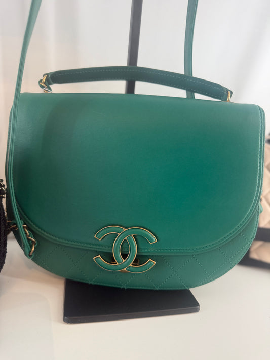 Chanel Coco Curve Crossbody Bag in Green Calfskin Leather | Luxury Pre-Owned | #228
